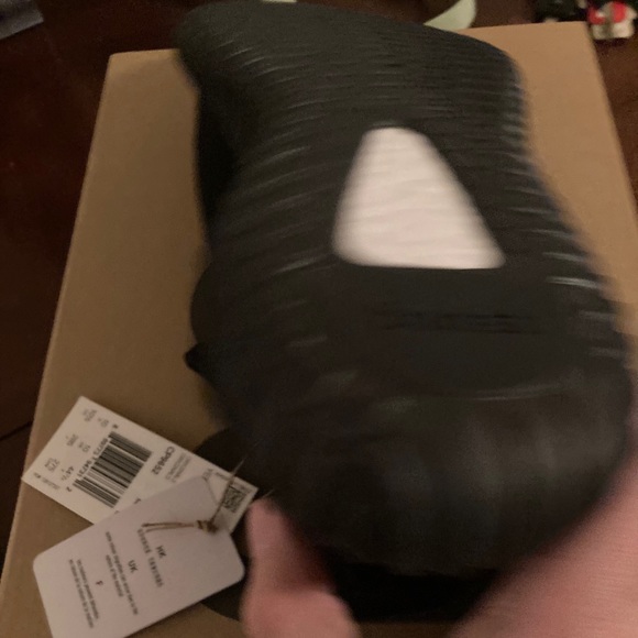 Yeezy Boost 350 Black and Red - Picture 3 of 4